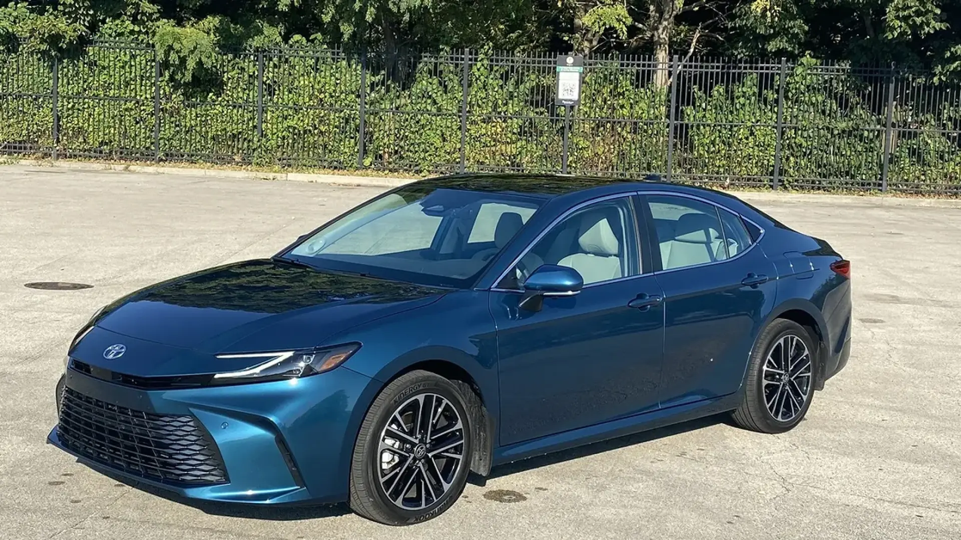 Toyota Camry XLE Hybrid 2024